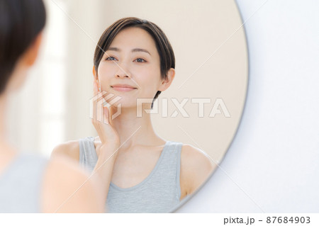 スキンケア　30代女性 87684903