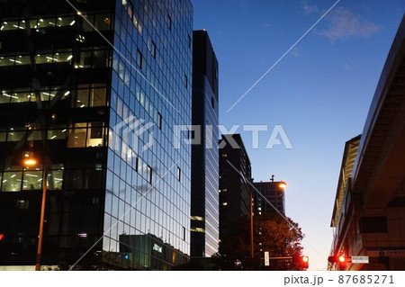 低迷する経済 87685271