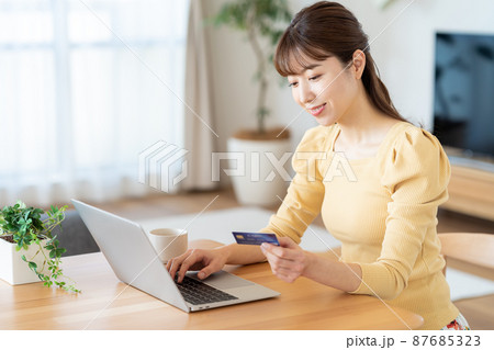 オンラインショッピングをする女性 87685323