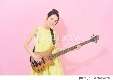 女性 ギタリスト ピンク背景 女性 ギタリスト ピンク背景 87685870