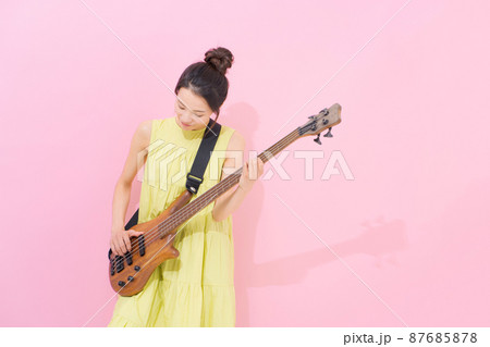 女性 ギタリスト ピンク背景 女性 ギタリスト ピンク背景 87685878
