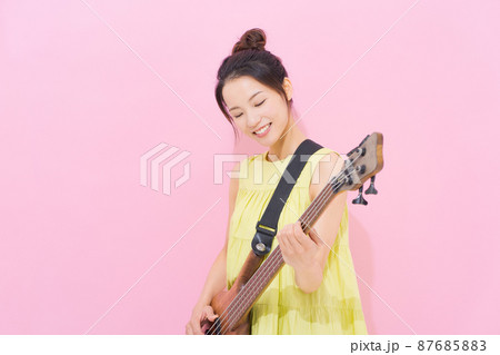 女性　ギタリスト　ピンク背景 87685883