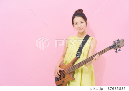 女性　ギタリスト　ピンク背景 87685885