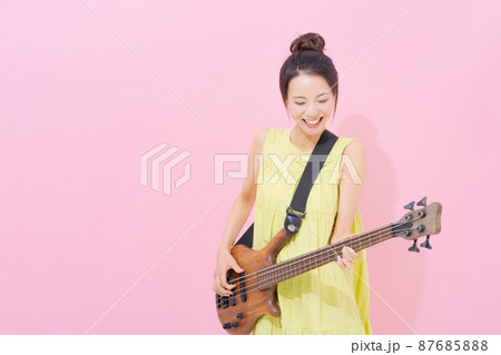 女性 ギタリスト ピンク背景 女性 ギタリスト ピンク背景 87685888