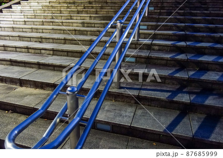 夜の公園　階段の手すり 87685999