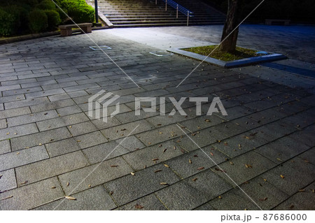 夜の誰もいない公園広場 87686000