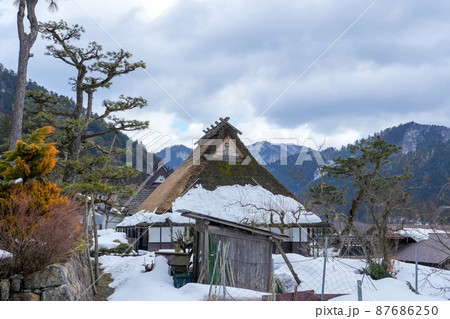 たくさんの雪が積もったかやぶきの里の情景@美山、京都 たくさんの雪が積もったかやぶきの里の情景@美山、京都 87686250