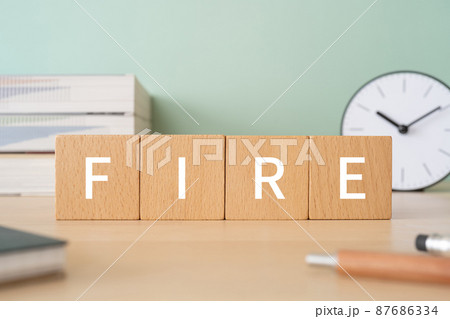 「FIRE」と書かれた積み木、参考書、時計、ノート、ペン 「FIRE」と書かれた積み木、参考書、時計、ノート、ペン 87686334