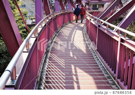 緩くカーブする橋 87686358