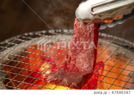 赤身の肉を炭火で焼く 87686387