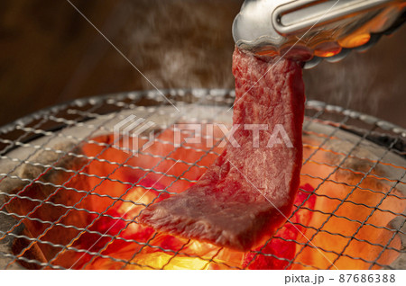 赤身の肉を炭火で焼く 赤身の肉を炭火で焼く 87686388