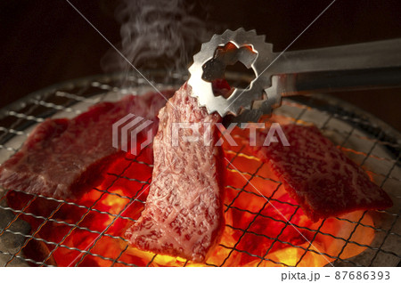 赤身の肉を炭火で焼く 赤身の肉を炭火で焼く 87686393