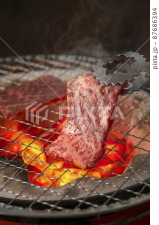 赤身の肉を炭火で焼く 87686394