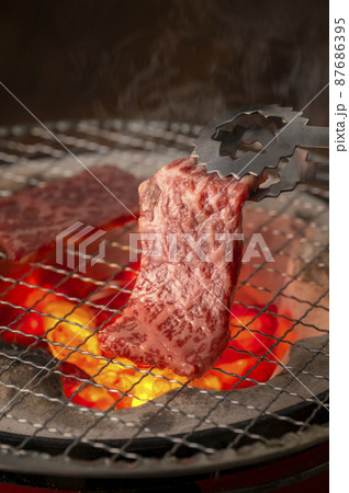 赤身の肉を炭火で焼く 87686395