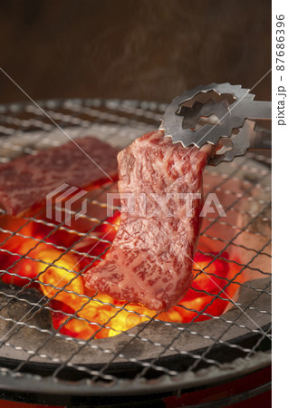 赤身の肉を炭火で焼く 赤身の肉を炭火で焼く 87686396
