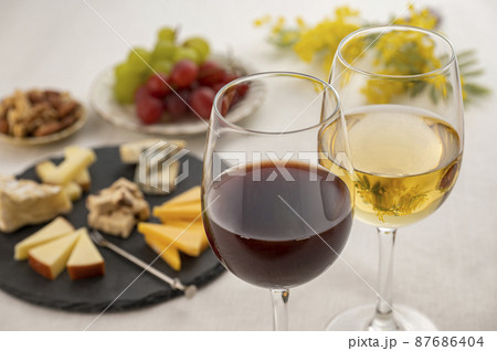 ワインとチーズの盛り合わせ、果物とナッツ 87686404