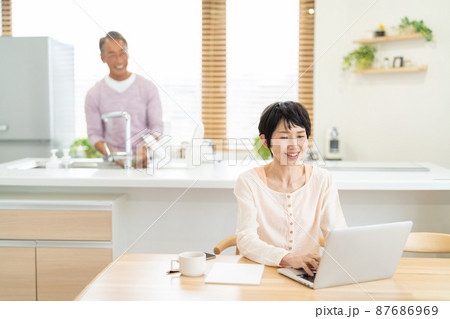 シニア夫婦　パソコン　キッチン 87686969