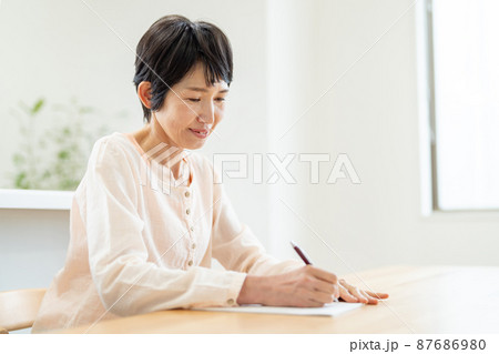 シニア女性　手紙　リビング 87686980