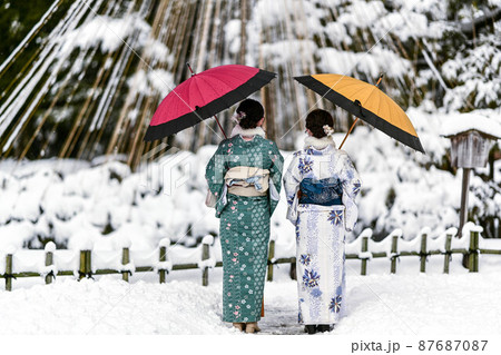 雪景色の兼六園の着物女子 87687087