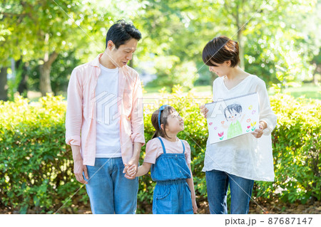 お絵描きする女の子と若い夫婦 お絵描きする女の子と若い夫婦 87687147