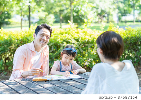 お絵描きする女の子と若い夫婦 お絵描きする女の子と若い夫婦 87687154