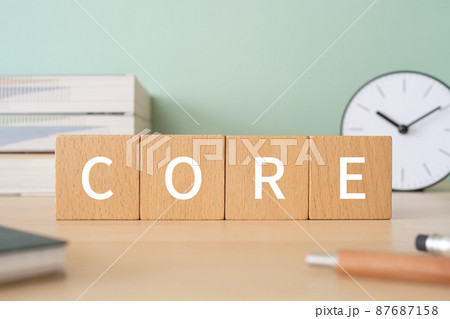 「CORE」と書かれた積み木、本、時計、ノート、ペン 「CORE」と書かれた積み木、本、時計、ノート、ペン 87687158