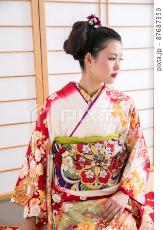 襖の前で俯く着物の女性 Japanの写真素材