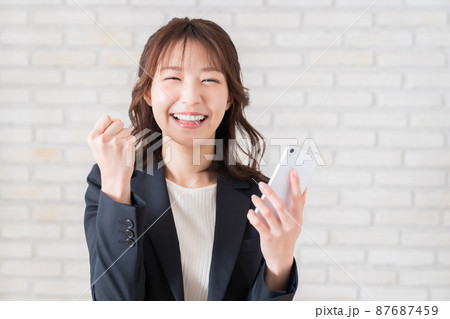 若い女性　ビジネス 87687459