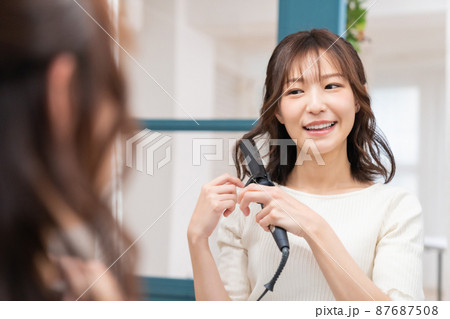 ヘアセットをする女性 87687508