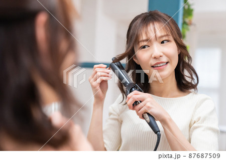 ヘアセットをする女性 87687509