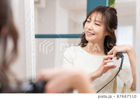 ヘアセットをする女性 87687510