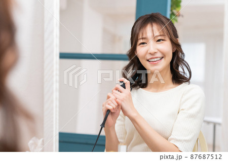 ヘアセットをする女性 ヘアセットをする女性 87687512