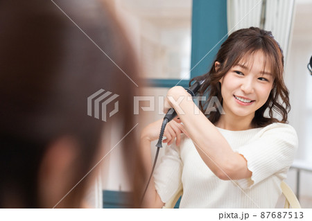 ヘアセットをする女性 ヘアセットをする女性 87687513