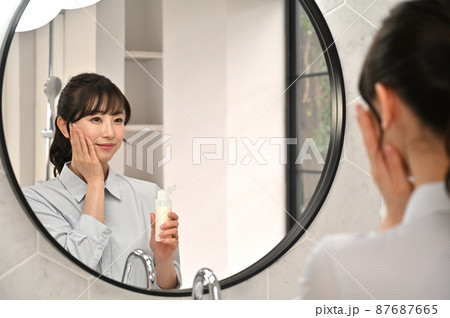 鏡の前でお化粧をする女性 鏡の前でお化粧をする女性 87687665