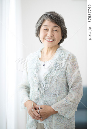 シニア女性　ポートレート  87687749