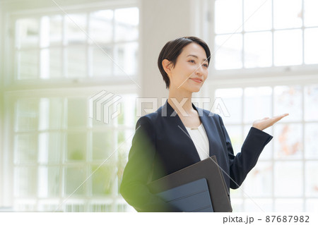 住宅案内 女性 住宅案内 女性 87687982