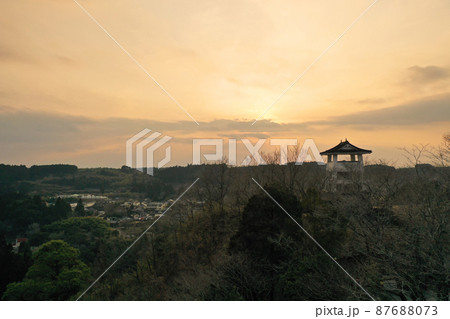 志布志市の松山城址の夕景の空撮 志布志市の松山城址の夕景の空撮 87688073