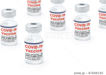 新型コロナウイルスワクチンのイメージ_複数のバイアル瓶 87688185