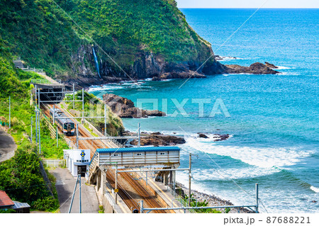 新潟県柏崎市 青海川駅と青い日本海 新潟県柏崎市 青海川駅と青い日本海 87688221