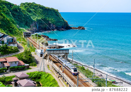 新潟県柏崎市　青海川駅と青い日本海 87688222