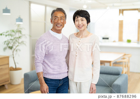 シニアカップル リビング ポートレート シニアカップル リビング ポートレート 87688296