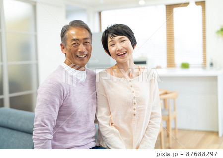 シニアカップル　リビング　ポートレート 87688297