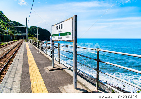 新潟県柏崎市 信越本線・青海川駅 ~プラットホームと日本海~ 新潟県柏崎市 信越本線・青海川駅 ~プラットホームと日本海~ 87688344