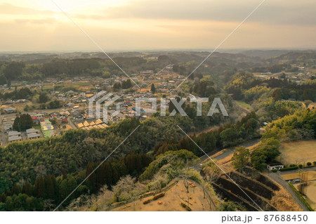 松山城址の上空から望む夕暮れの松山の町並み 87688450