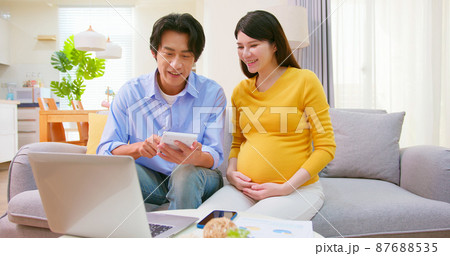 asian pregnant couple use computer asian pregnant couple use computer 87688535