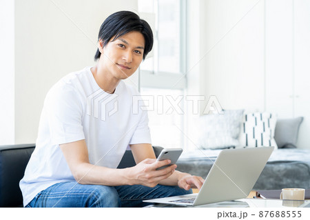 テレワーク 男性 リビング ライフスタイル カジュアル テレワーク 男性 リビング ライフスタイル カジュアル 87688555