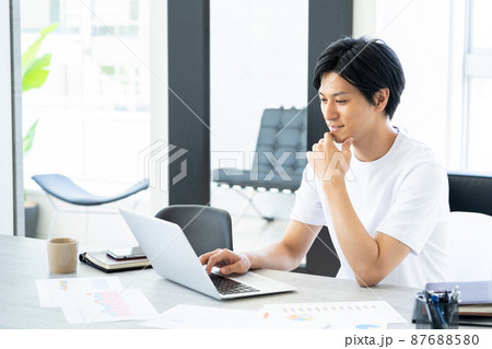 テレワーク　男性　リビング　ライフスタイル　カジュアル 87688580