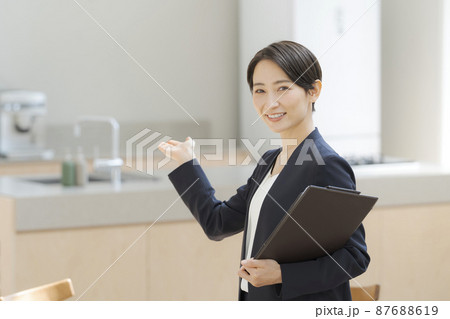 住宅案内をする女性　 87688619