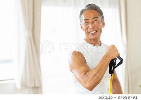 筋トレをするシニアの男性 筋トレをするシニアの男性 87688791
