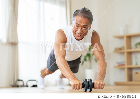 筋トレをするシニアの男性 87688911